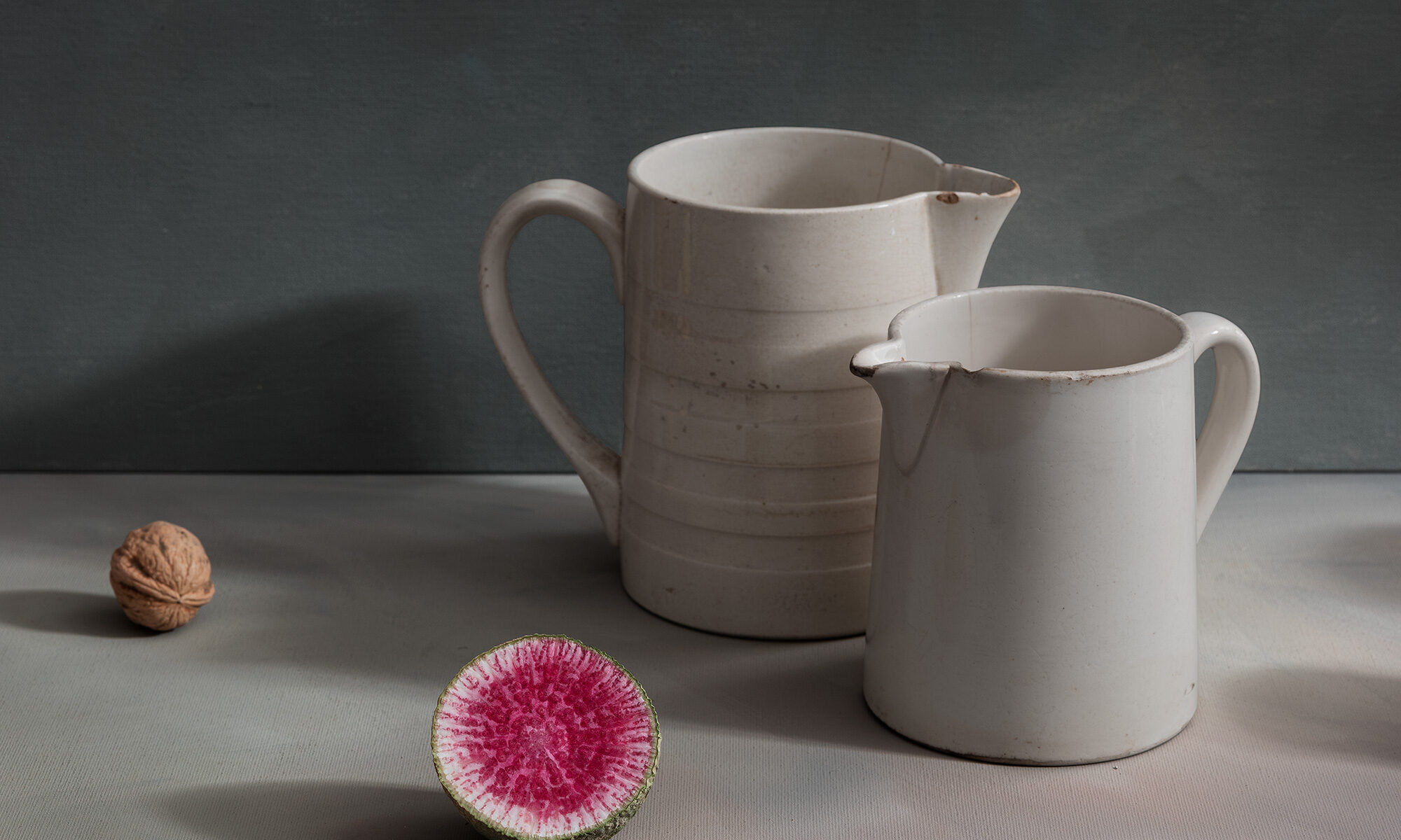Radis, noix et deux pots blancs
